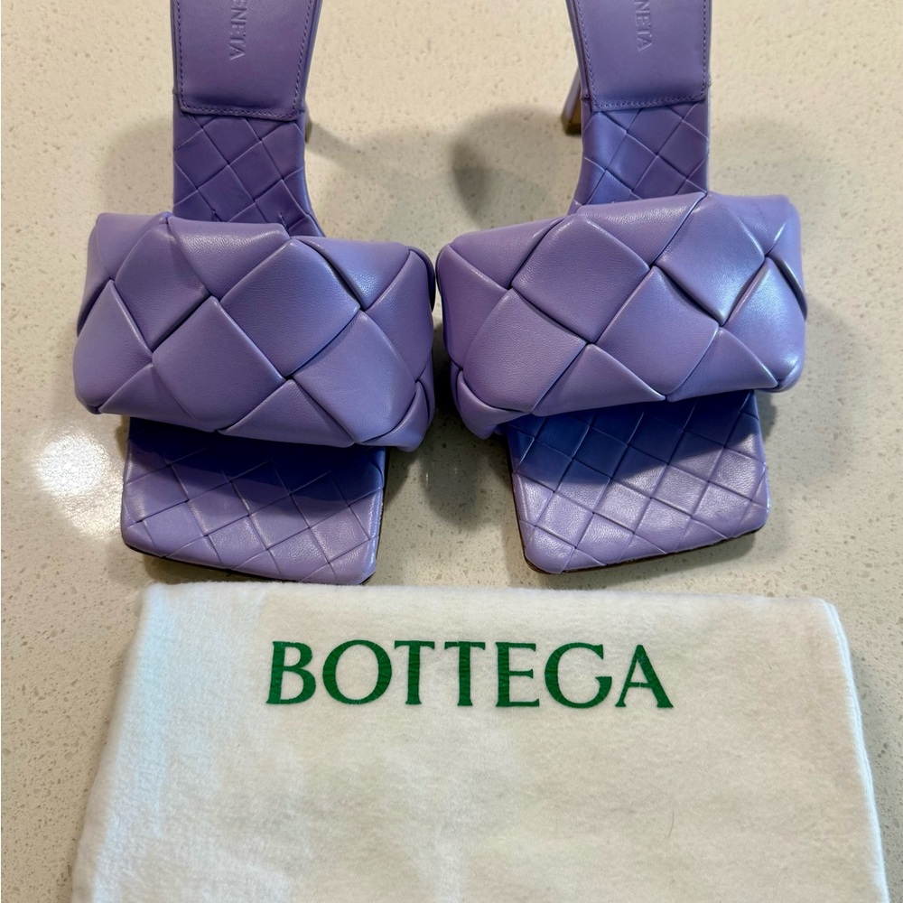 Bottega Veneta Padded Lido Sandals – Lilac